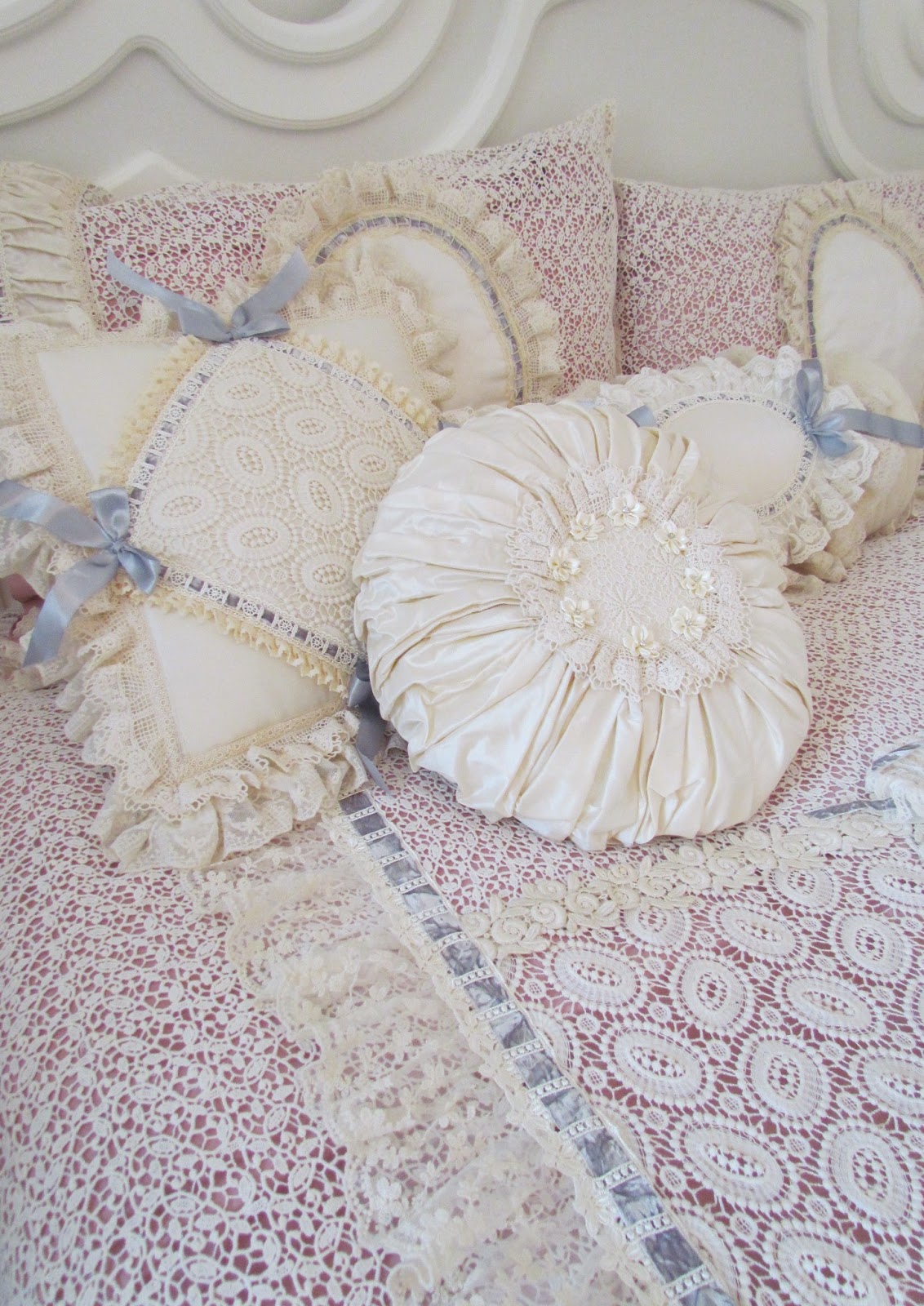 Angela Lace Lace bed cover, Roses and Velvet ribbons