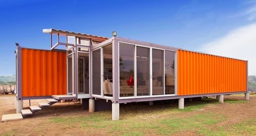 06-Day-Side-View-Recycled-Container-House-Architect-Benjamin-Garcia-San-Jose-Costa-Rica-Solar-Panels-Recycled-Metal-www-designstack-co