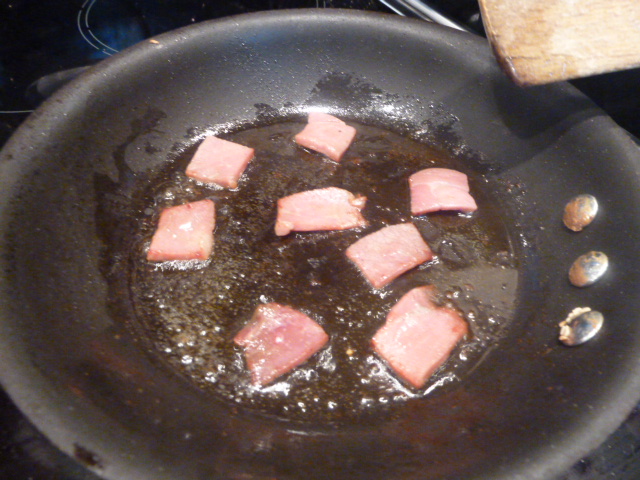 Tapa mit Parmesan, Speck, Salbei und Tomaten. Unterwegs