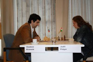 Ronde 2, Vladimir Kramnik (2791) 1-0 Judit Polgar (2701) © Site officiel Ronde 2, Vladimir Kramnik (2791) 1-0 Judit Polgar (2701) © Site officiel