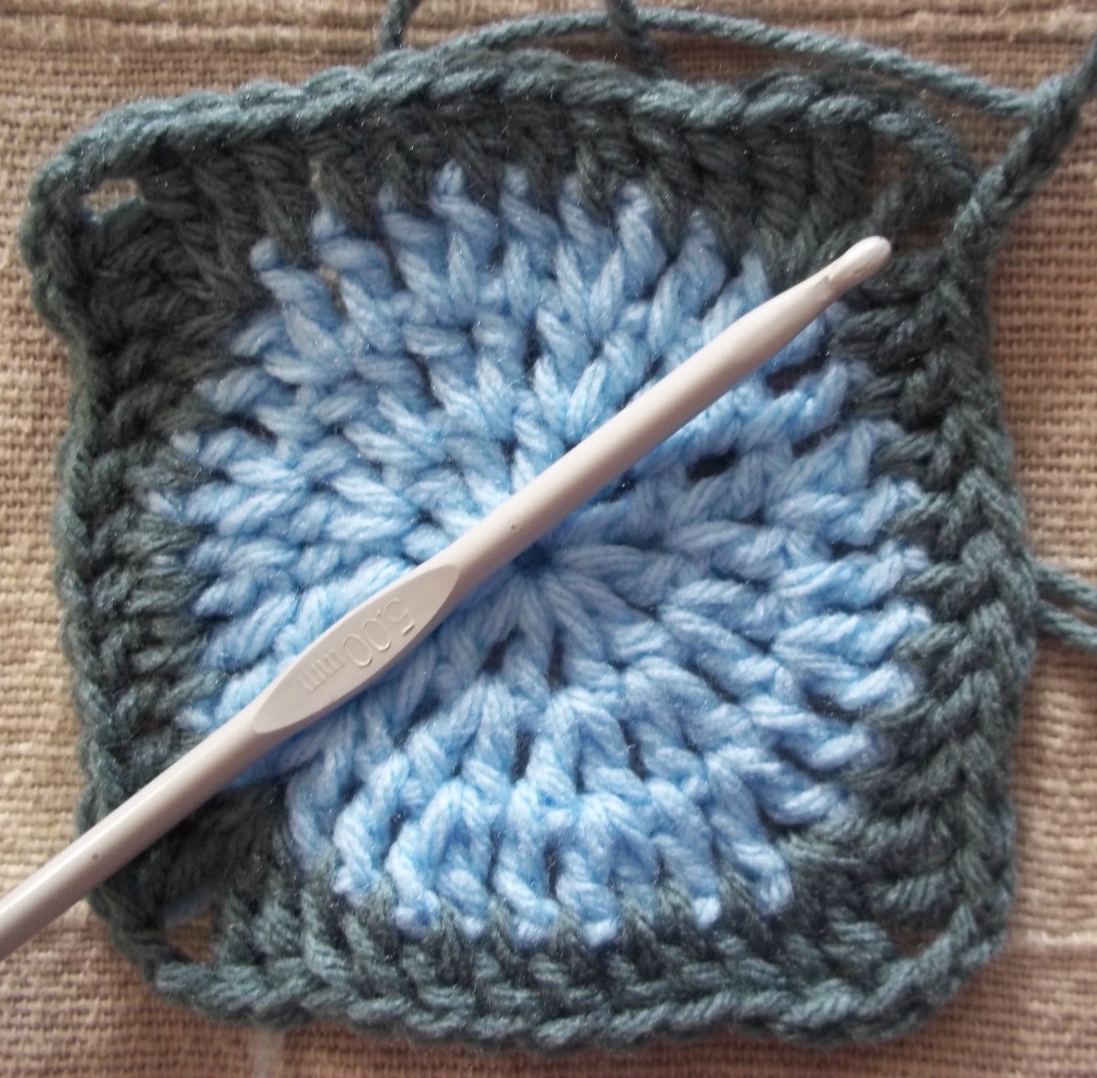 Circle in a Square Granny Motif - Solid Variation Pattern
