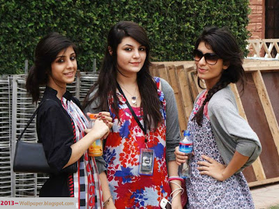 Beautiful-cute-attractive-lovely-stylish-Pakistani-College-girls-Pictures