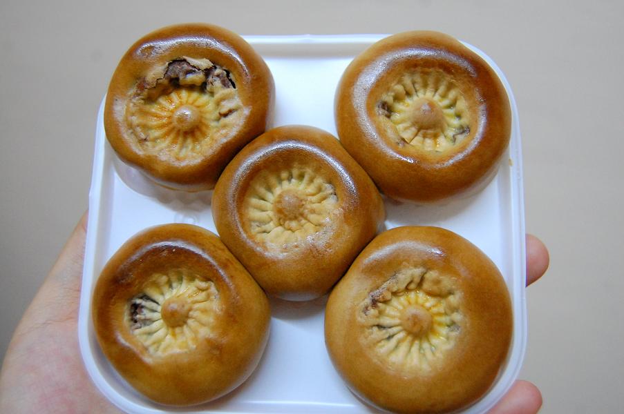 Budget Travel Guide South Korea Gyeongju Bread or Hwangnam Bread