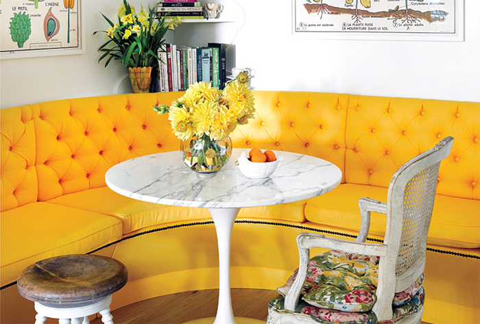 Sofá amarelo com mesa de jantar redonda sofa, mesa, jantar, sala, cozinha, lanchonete, americana, retro, cadeira, decoração, ideia