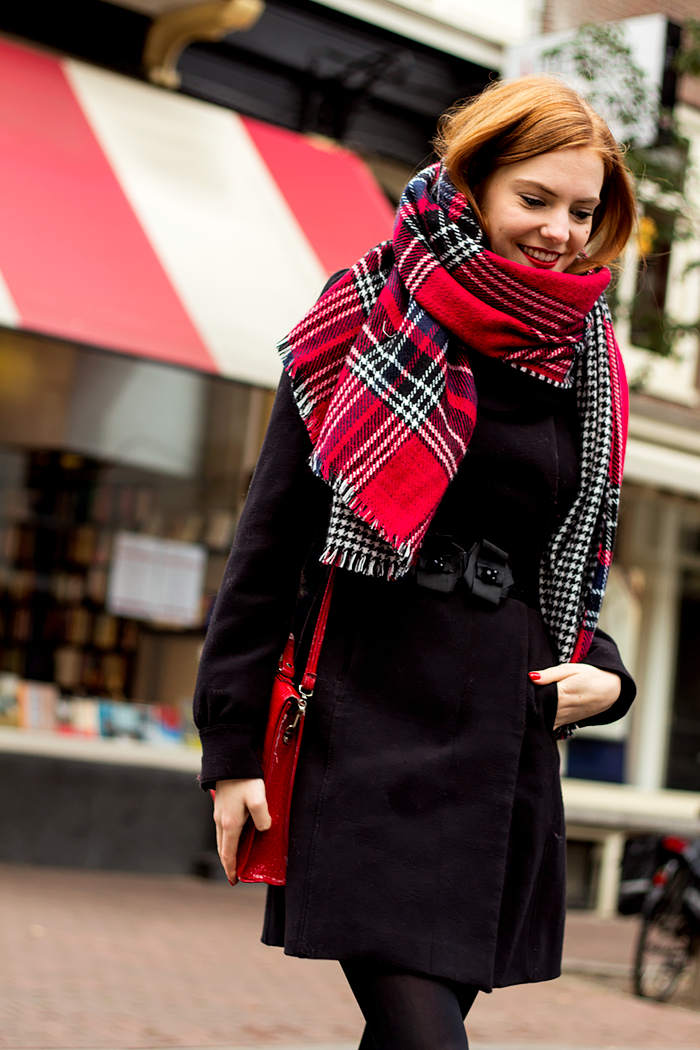 Fashion Blogger outfit in Amsterdam with a double sided Primark scarf: houndstooth & plaid