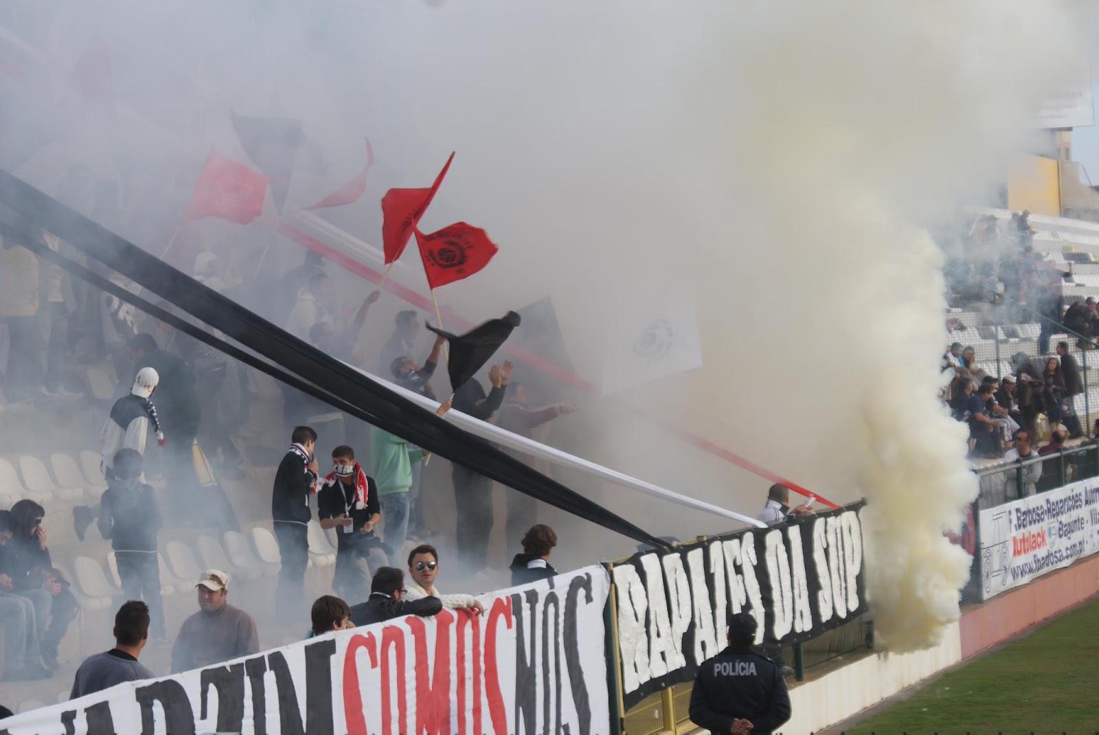 Estrela Vermelha x Radnicki Muita pirotecnia na torcida do Estrela