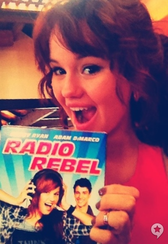 Debby Ryan recibe la primera copia de "Radio Rebel" en DVD.