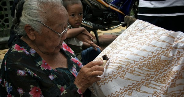 Teknik membatik dengan cara menghias kain dengan tekstur dan corak batik menggunakan tangan disebut