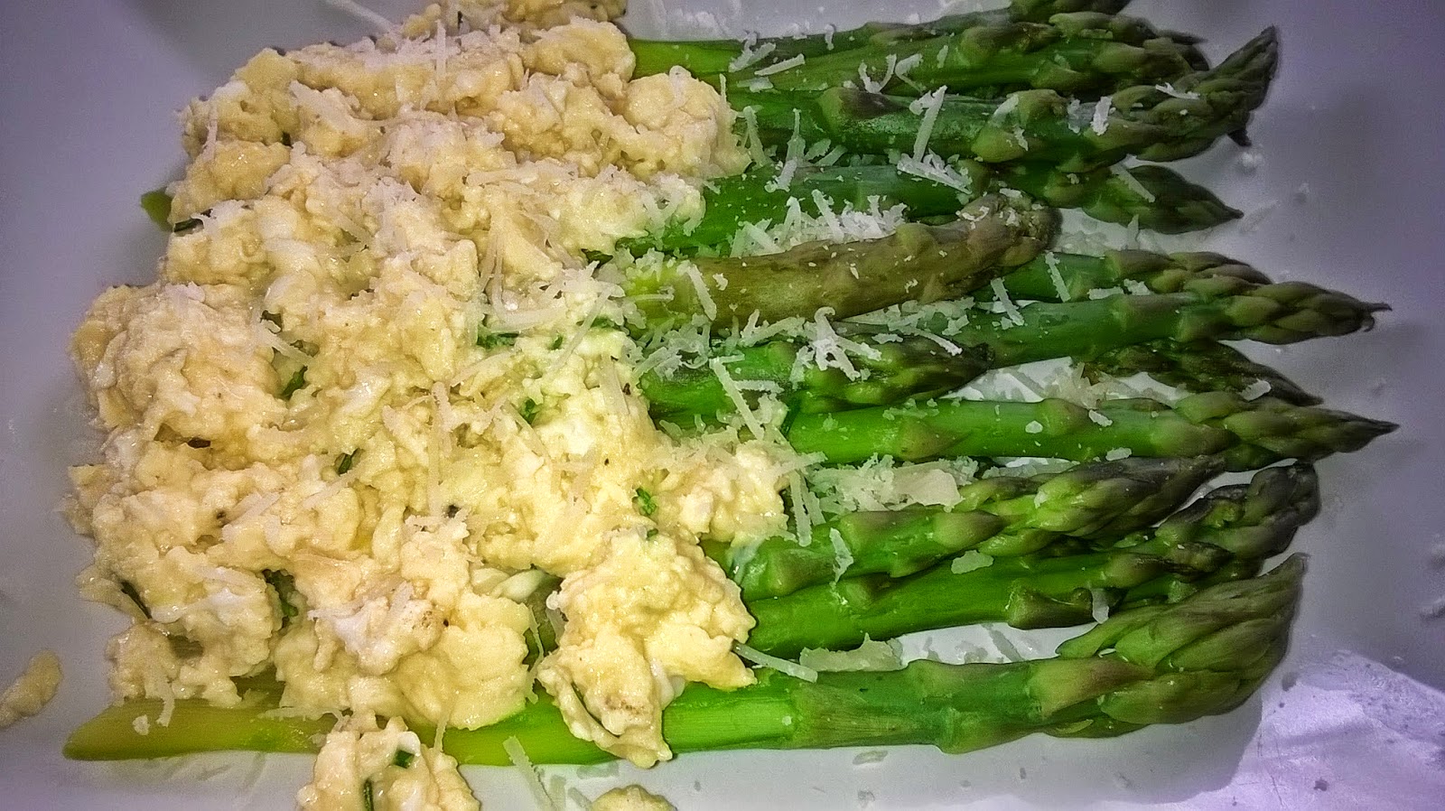 Parsaa, munakokkelia ja parmesaania