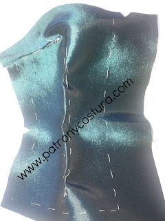 hilvanamos pinzas, apuntando bien al inicio y al final. www.patronycostura.com