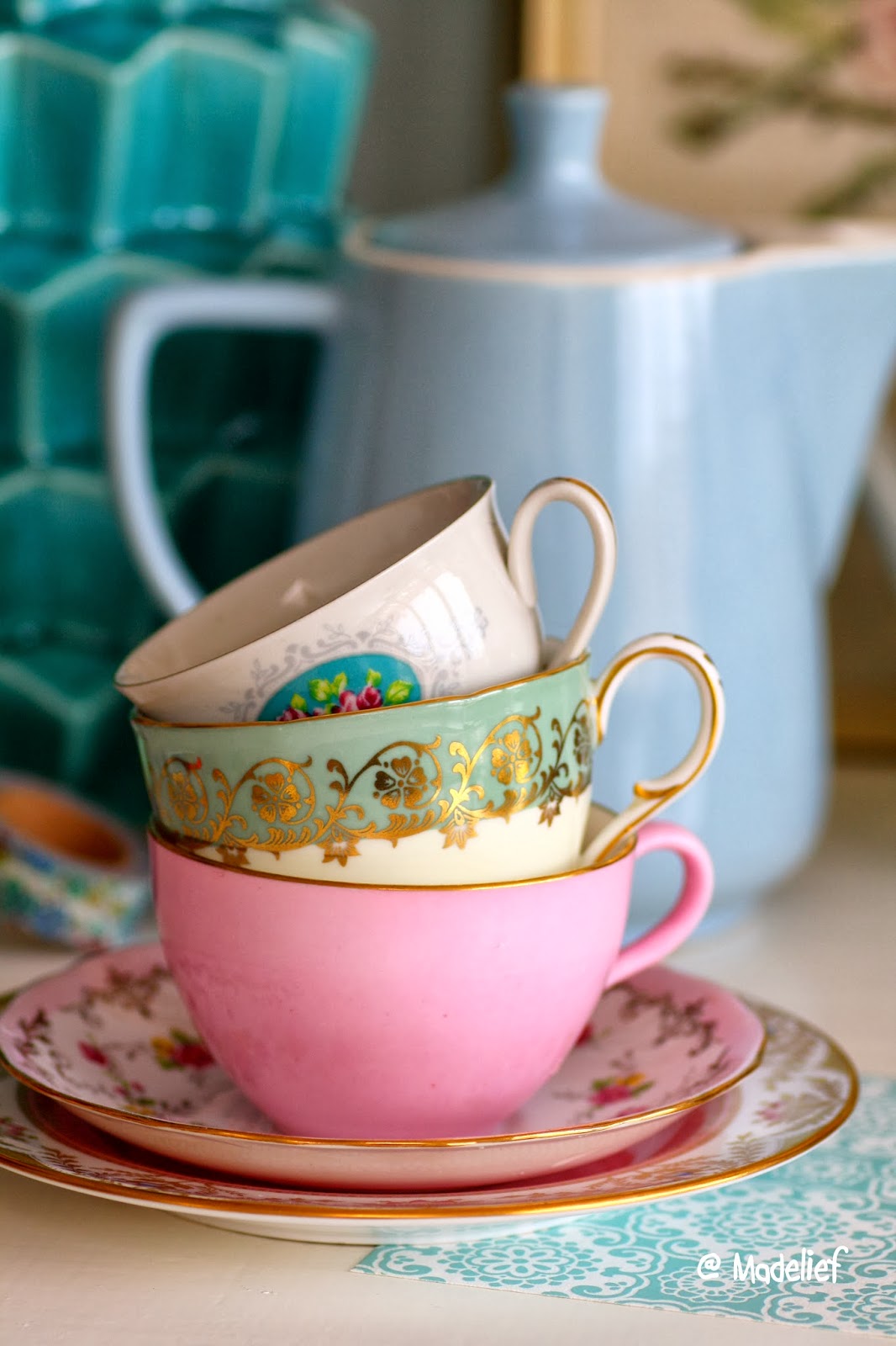 Madelief: Vintage tea cups & chocolate crackles