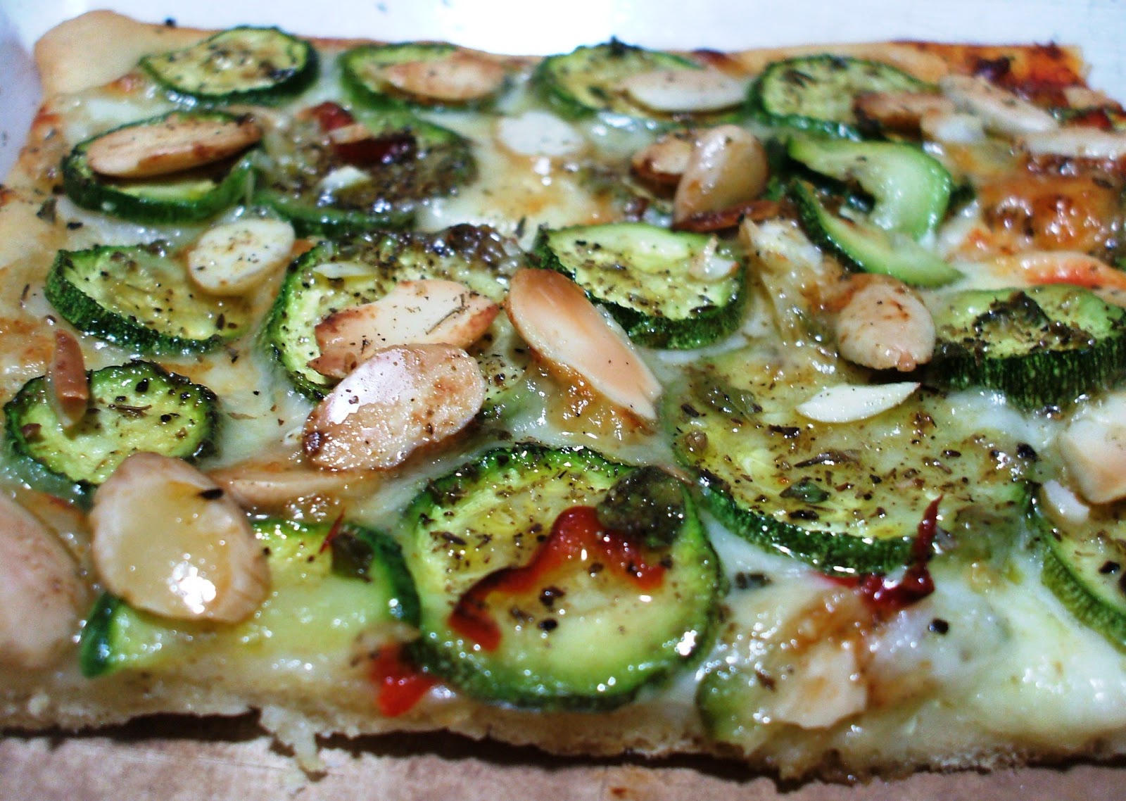 "Dolci" Evasioni Pizza bianca con zucchine marinate e mandorle