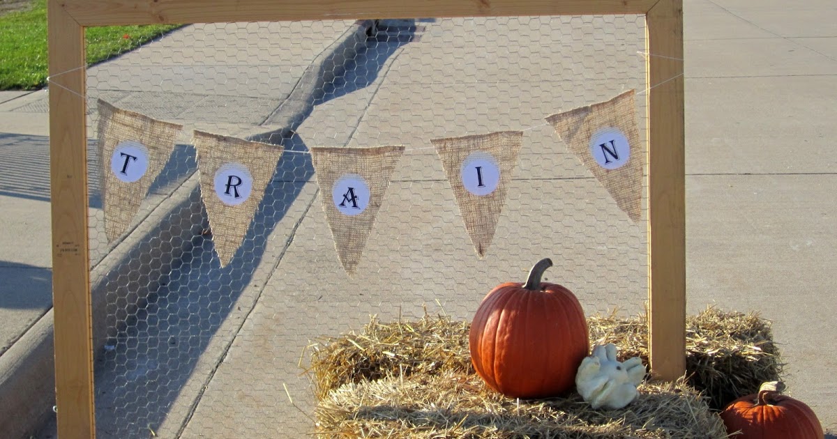the corson cottage Burlap Pennant & Chicken Wire Frame