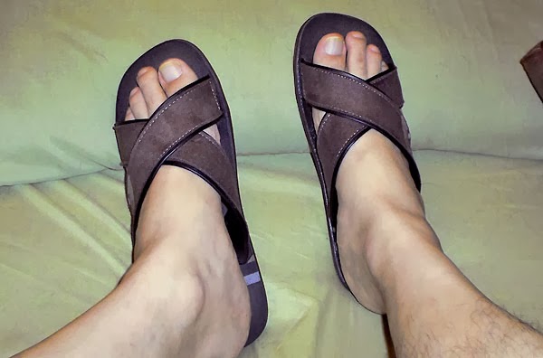 Pés masculinos usando chinelo - Male feet in sandals