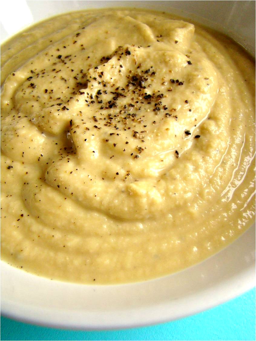 Cracked black pepper hummus