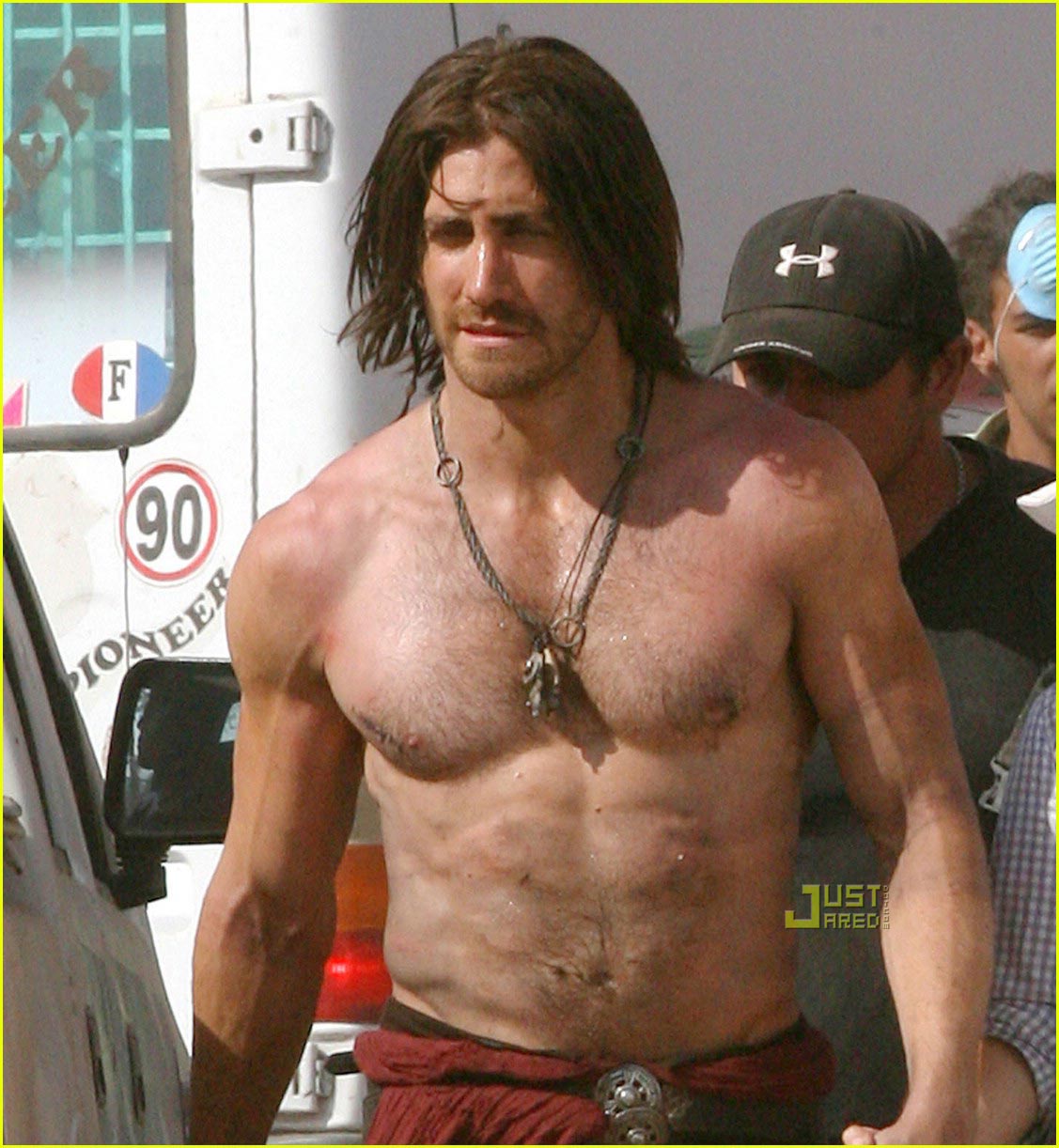 http://4.bp.blogspot.com/-Ceq7Kvn_u4c/TlFGdXCbnVI/AAAAAAAAAVY/VDw7_Ai4wbM/s1600/jake-gyllenhaal-shirt_Off-prince-of-persia-02.jpg
