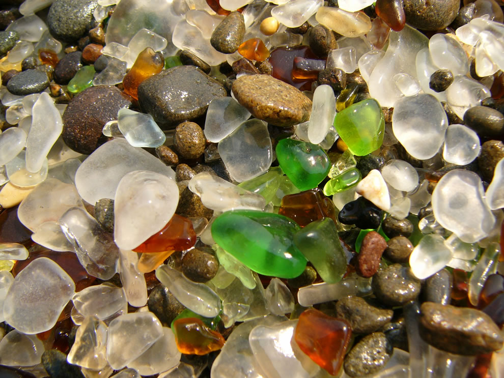   The-Glass-beach-in-F