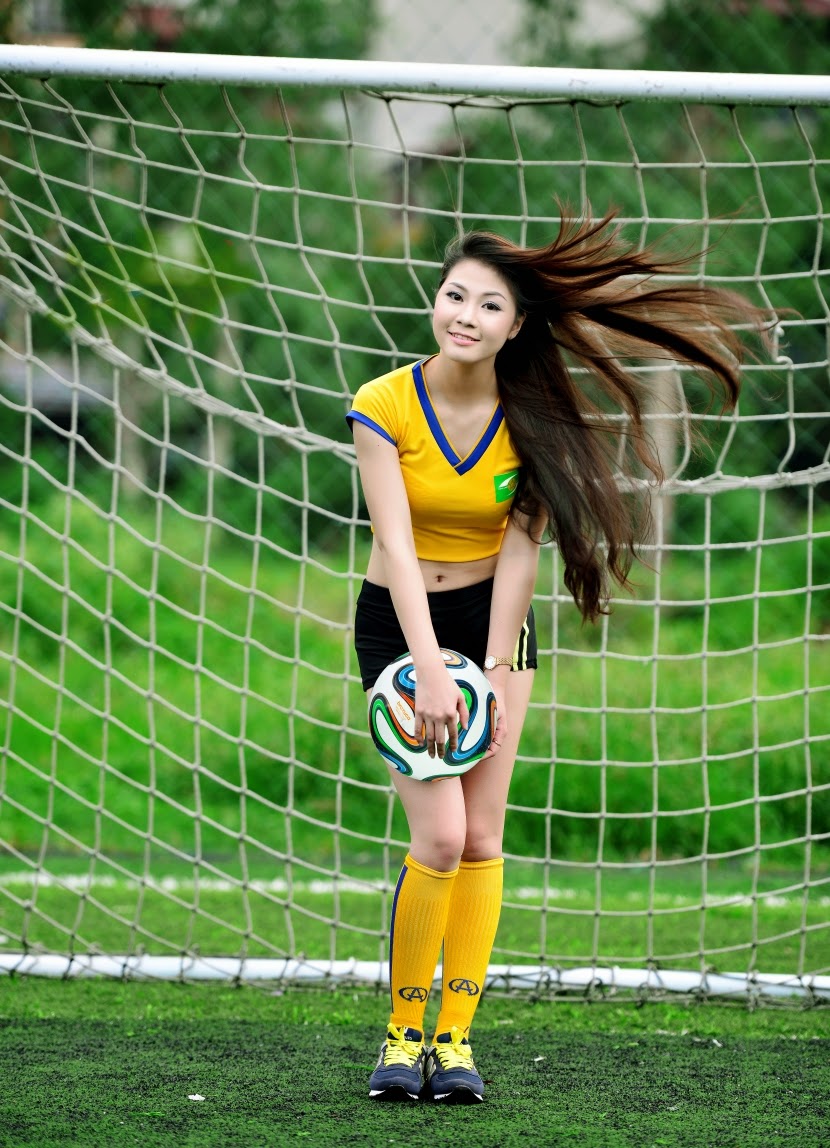 Girl xinh sôi động cùng world cup 2014