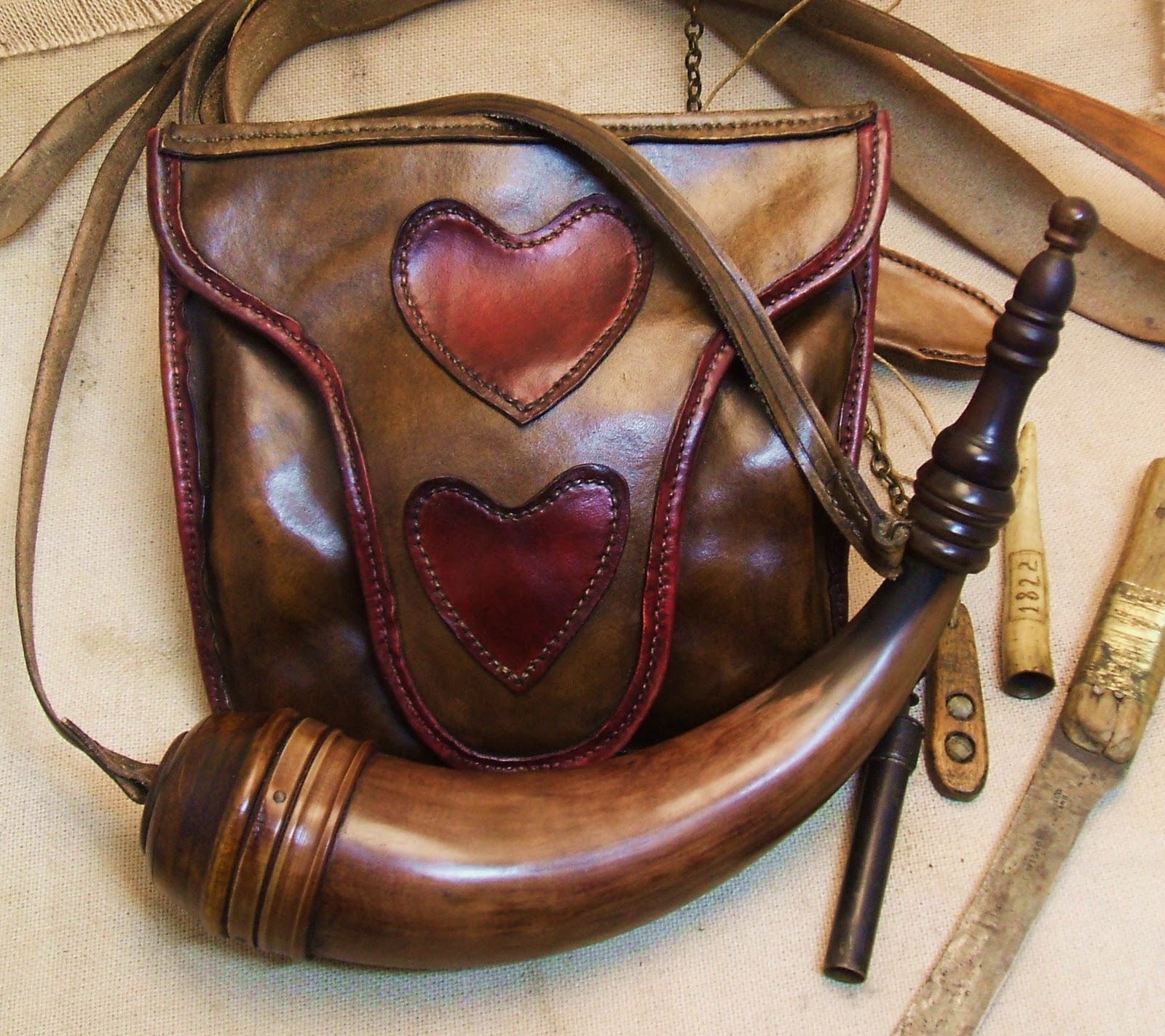 Horn and bag. Powder horn, Leather, Black powder guns