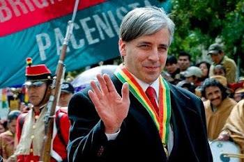 tuvo que recurrir inclusive a "su medalla oficial" para presidir concentración en Cocha