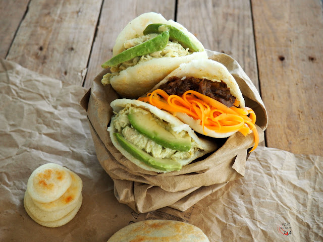 Arepas venezolanas con diversos rellenos, reina pepiada con pollo y aguacate, pelúa con carne mechada y queso gouda y viuda, sin relleno y parmesano en la masa.