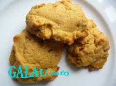 Resep Makanan Untuk Diet - Biasanya orang yang sedang diet sangat berhati-hati untuk memakan makanan manis yang mengandung gula. Tidak heran memang, karena makan sejenis itu, bisa mempengaruhi program diet seseorang. Salah-salah bukan berat badan menurun malah kesehatan yang terganggut. Apabila Anda adalah seseorang yang sangat gemar dengan camilan manis namun sedang menjalankan program diet, maka disini saya akan memberikan resep makanan yang cocok untuk Anda. Berikut beberapa resep makanan yang mungkin cocok bagi Anda yang sedang melakukan program diet. Resep Pertama: Muffin Pisang Dengan Gula Kristal Bahan-bahan: 3 pisang besar ditumbuk 1 pisang dicincang 5 sdm madu 1 telur 2 sdm mentega cair Minyak bunga matahari 75ml Tepung gandum 225g 1 sdt baking powder 1 sdt soda bikarbonat ½ sdt garam Resep Makanan Untuk Diet Cara Membuat: Kocok pisang yang sudah ditumbuk dengan madu, telur, mentega cair dan minyak bersama-sama selama beberapa menit dalam mangkuk secara terpisah. Lalu Campur tepung terigu, baking powder, soda bikarbonat dan garam. Tambahkan campuran pisang ke dalam campuran tepung dan aduk lembut. Masukkan adonan menjadi 12 cup muffin. Tempatkan satu potong pisang di atas tiap muffin dan panggang di 190cc selama 20 menit. Selesai, angkat dan siap saji. Resep Kedua: Kue Kenari Bahan-bahan: Tepung gandum 75g 75g gandum digulung ½ sdt baking powder ½ sdt bubuk kayu manis 1 apel , kupas , buang biji dan parut Kenari 50g , dicincang 75g madu Minyak bunga matahari 60ml ½ kulit jeruk dicincang Cara Membuat Makanan Untuk Diet Cara Membuat: Panaskan oven 180cc. Aduk tepung, gandum, baking powder dan kayu manis bersama-sama dalam mangkuk. Tambahkan apel dan kacang-kacangan, kemudian aduk lagi. Dalam mangkuk terpisah, aduk madu, minyak dan kulit jeruk. Campurkan bahan basah dan kering. Tempatkan 12-15 sendok menumpuk campuran ke loyang dan panggang selama sepuluh menit. Itulah beberapa resep makanan yang cocok untuk Anda yang suka makanan manis namun sedang menjalankan program diet.