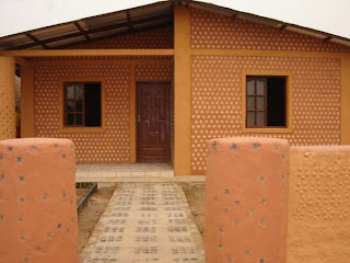 Casas construídas com garrafas pet Casas construídas com garrafas pet