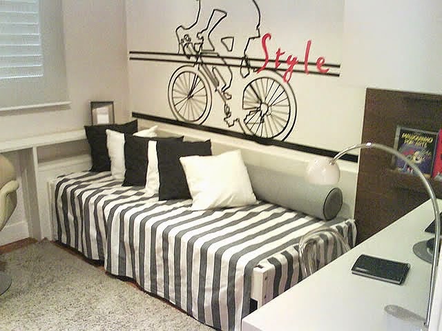 esse quarto ficou bem moderno e radical, usando somente o adesivo de esse quarto ficou bem moderno e radical, usando somente o adesivo de