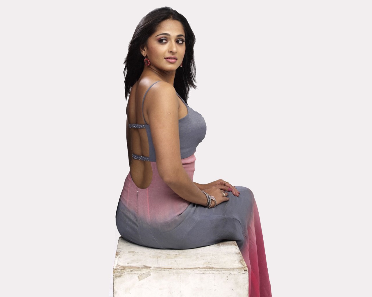 anushka shetty back photos anushka shetty back photos