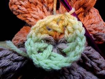 Free Crochet Pattern ~Carnation Poof Washcloth http://www.niftynnifer.com/2013/08/free-washcloth-carnation-poof-crochet.html #Crochet #Bathpoof #Crochetwashcloths