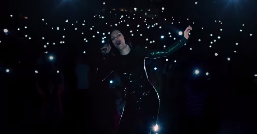 VIDEO DAN LIRIK LAGU FLASHLIGHT