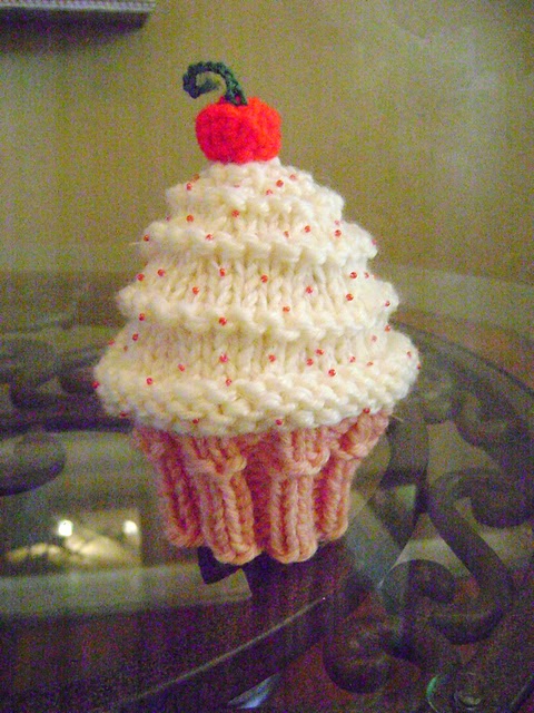 Neeleys Knits: Free Very Vanilla Cupcake Hat Pattern