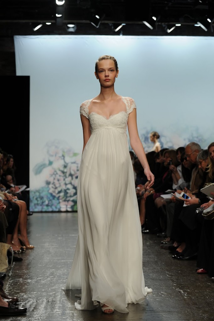 Monique_Lhuillier_Wedding_Dress_Cap-sleeve