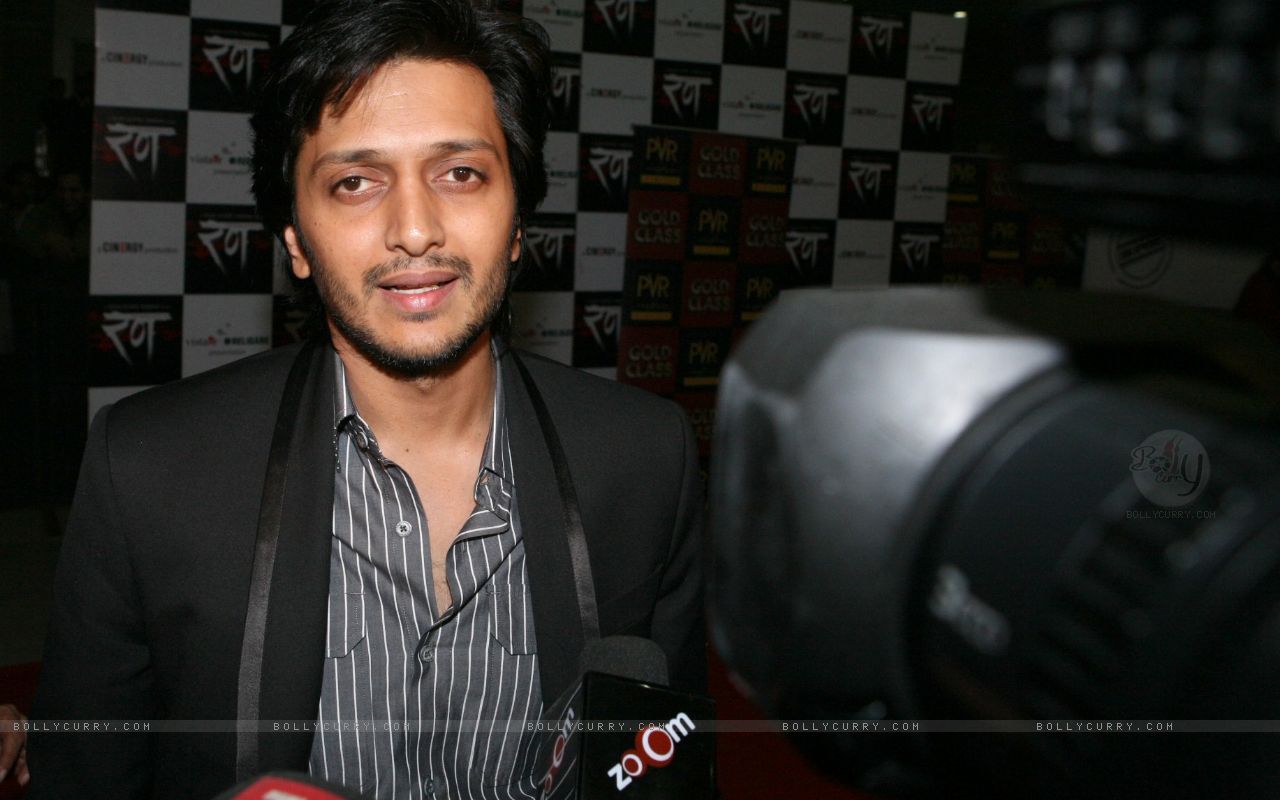 http://4.bp.blogspot.com/-CnImpW9-ucA/TiqrDjKZFnI/AAAAAAAABOQ/sKCCAZzBqCk/s1600/84490-bollywood-star-ritesh-deshmukh-for-the-red-carpet-premiere-of-th.jpg