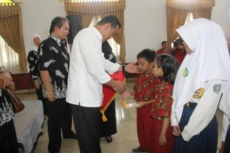 Pelajar Kurang Mampu di Subang Dapat Bantuan Rp 3,3 Miliar Pelajar Kurang Mampu di Subang Dapat Bantuan Rp 3,3 Miliar