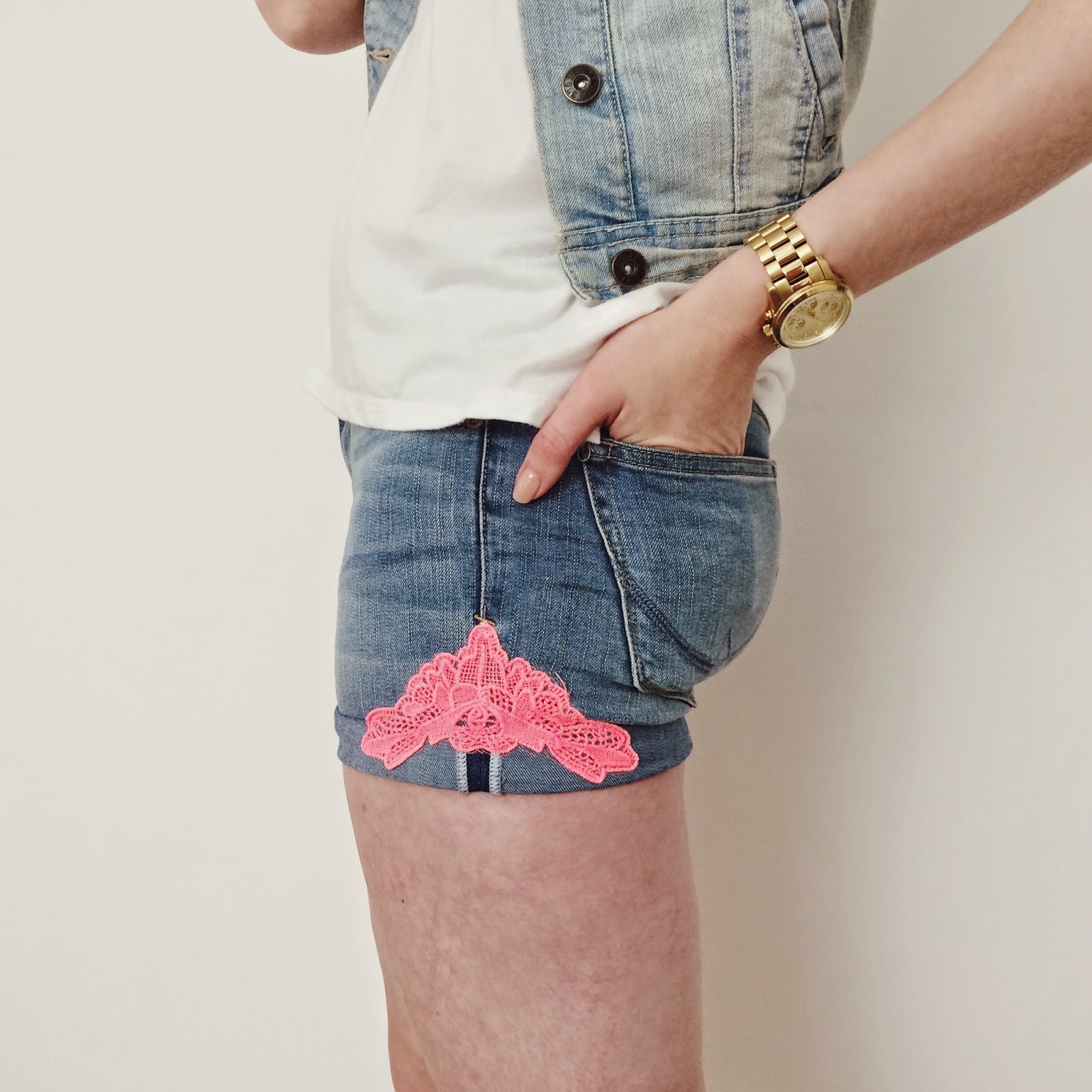 Festival outfit, beach outfit, Superdry denim shorts, fashion bloggers