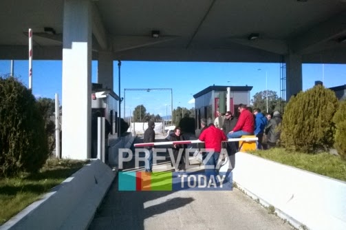 Ένταση επικρατεί στα διόδια στο Άκτιο- Οι εργαζόμενοι κρατούν ανοιχτές τις μπάρες jpg-2