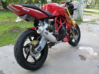 Modifikasi Bajaj Pulsar Ala Ducati Monster_a.jpg