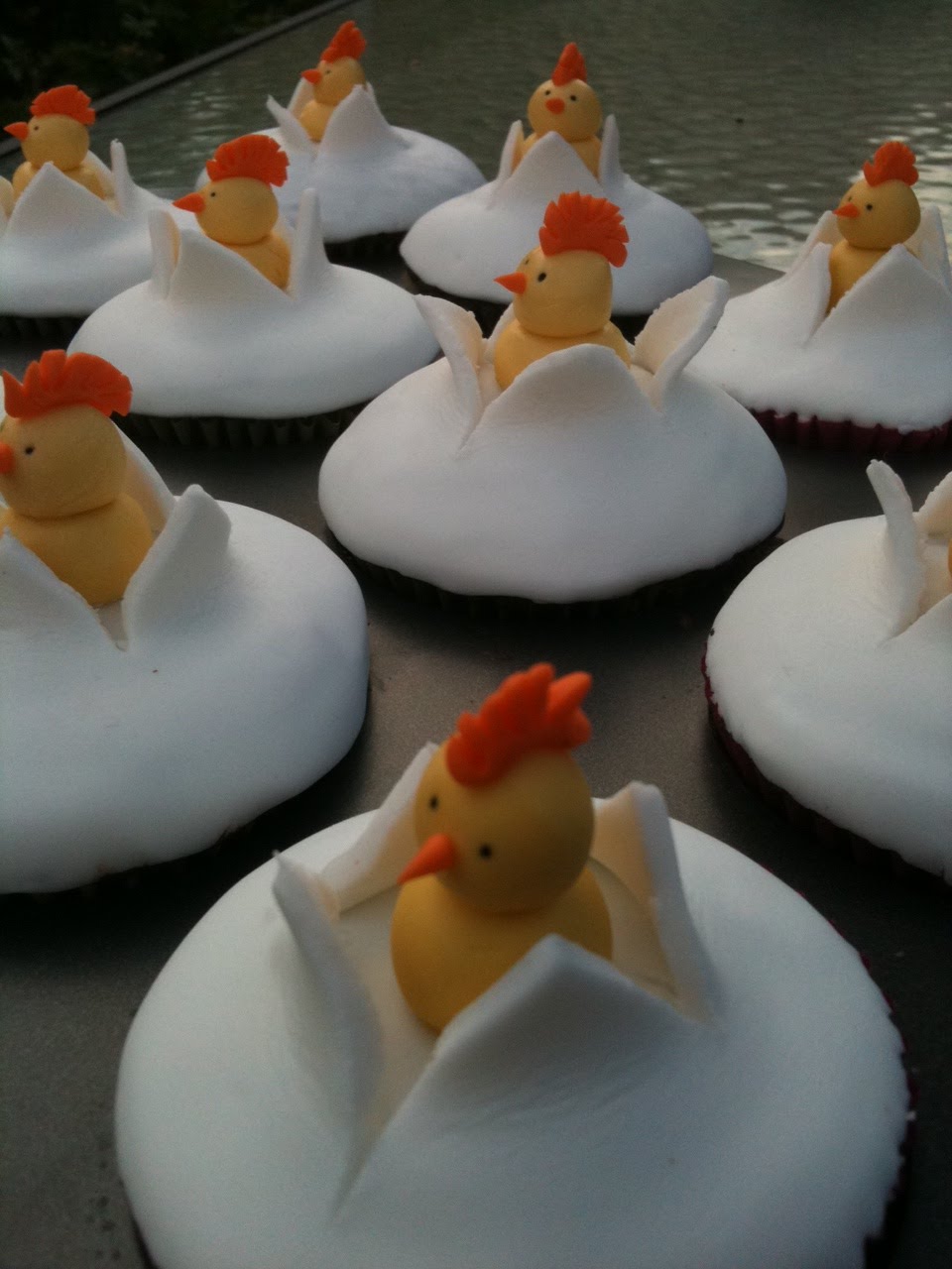 Dr Cupcake and Miss Macaron: Hatching chicken cupcakes for Easter