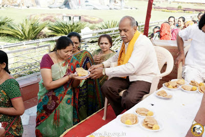 Jagadguru Shree Kripalu Ji Maharaj graced Vrindavan villagers with a delicious prasad lunch
