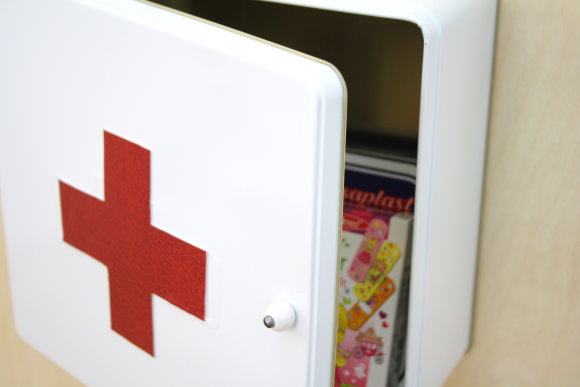 Upcycling Idee: DIY Medizinschrank aus Keksdose Upcycling Idee: DIY Medizinschrank aus Keksdose