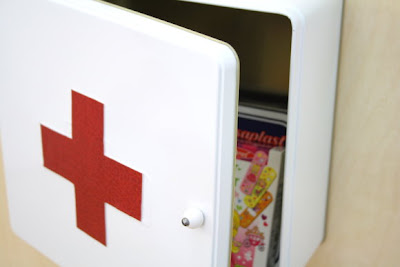 Upcycling Idee: DIY Medizinschrank aus Keksdose Upcycling Idee: DIY Medizinschrank aus Keksdose