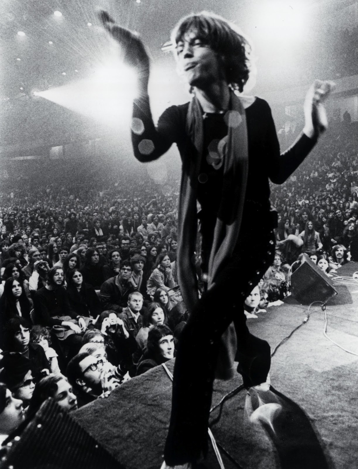 http://4.bp.blogspot.com/-Cr5n3X4BDsI/T_8c_XWFWJI/AAAAAAAAPo4/JYFxQLmMAOU/s1600/gimme-shelter-mick-jagger.jpg