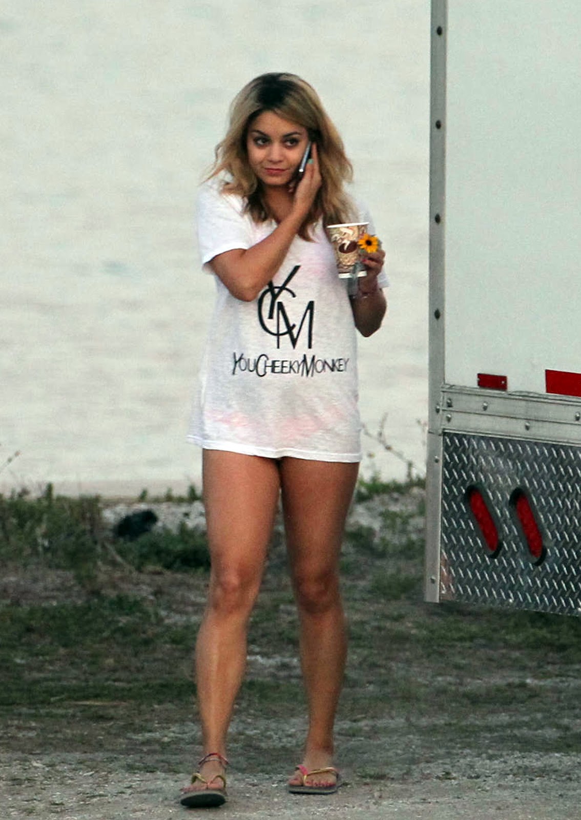 http://4.bp.blogspot.com/-CsqAXC7AMWw/T2dIUn_XIxI/AAAAAAAAAfc/lG-gur9v1Sw/s1600/hudgens2.jpg