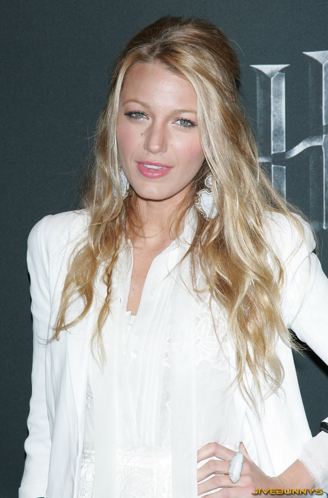 http://4.bp.blogspot.com/-Ct3_Yqjs2w0/TZuVlx-v0II/AAAAAAABv5A/BtiJiCkMGMg/s1600/blake-lively_jivebunnys_21076.jpg