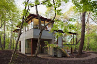 Nagano House Divided Design with 4 Areas and Rooflines Around as a Central Pillar Nagano House Divided Design with 4 Areas and Rooflines Around as a Central Pillar