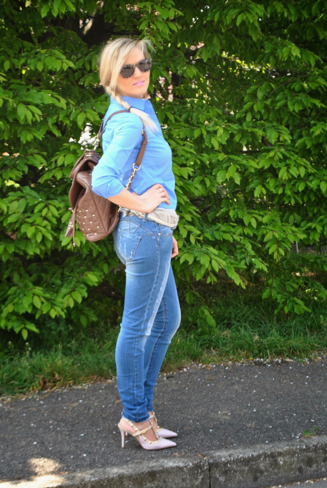 outfit jeans e camicia outfit jeans e tacchi mariafelicia magno colorblock by felym mariafelicia magno fashion blogger come abbinare jeans e tacchi come abbinare la camicia azzurra outfit blu outfit zainetto come abbianre lo zainetto  outfit aprile 2015 outfit primaverili casual how to wear jeans and heels outfit jeans and heels outfit blue shirt how to wear blue shirt valentino shoes backpack fashion bloggers italy girls blondie blonde hair blonde girls 