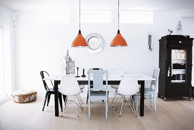 Combina sillas de diferentes estilos para un comedor original