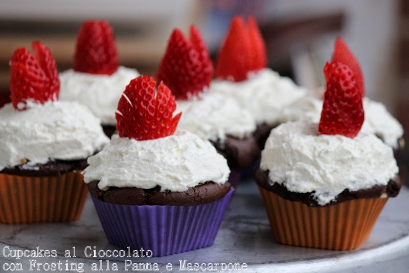 Cupcakes al cioccolato con frosting alla panna e mascarpone