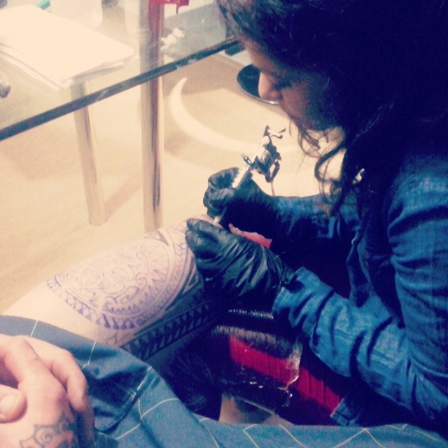 Monika Lima Fazendo Tatuagem em Cliente